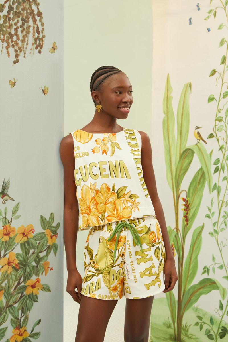 Detalle-de-la-blusa-estampada-con-tema-tropical-mostrando-el-ajuste-en-la-cintura.