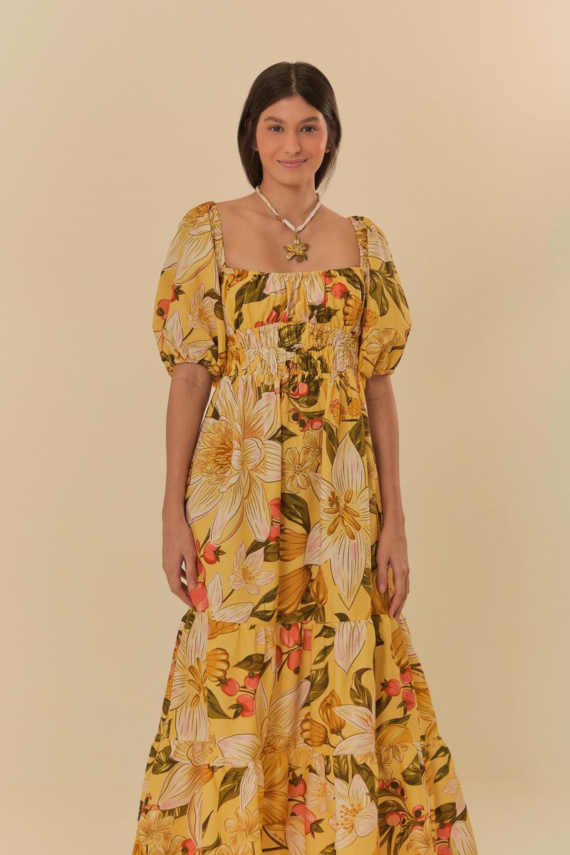 Acercamiento-al-vestido-floral-amarillo-con-escote-cuadrado-y-mangas-abullonadas.