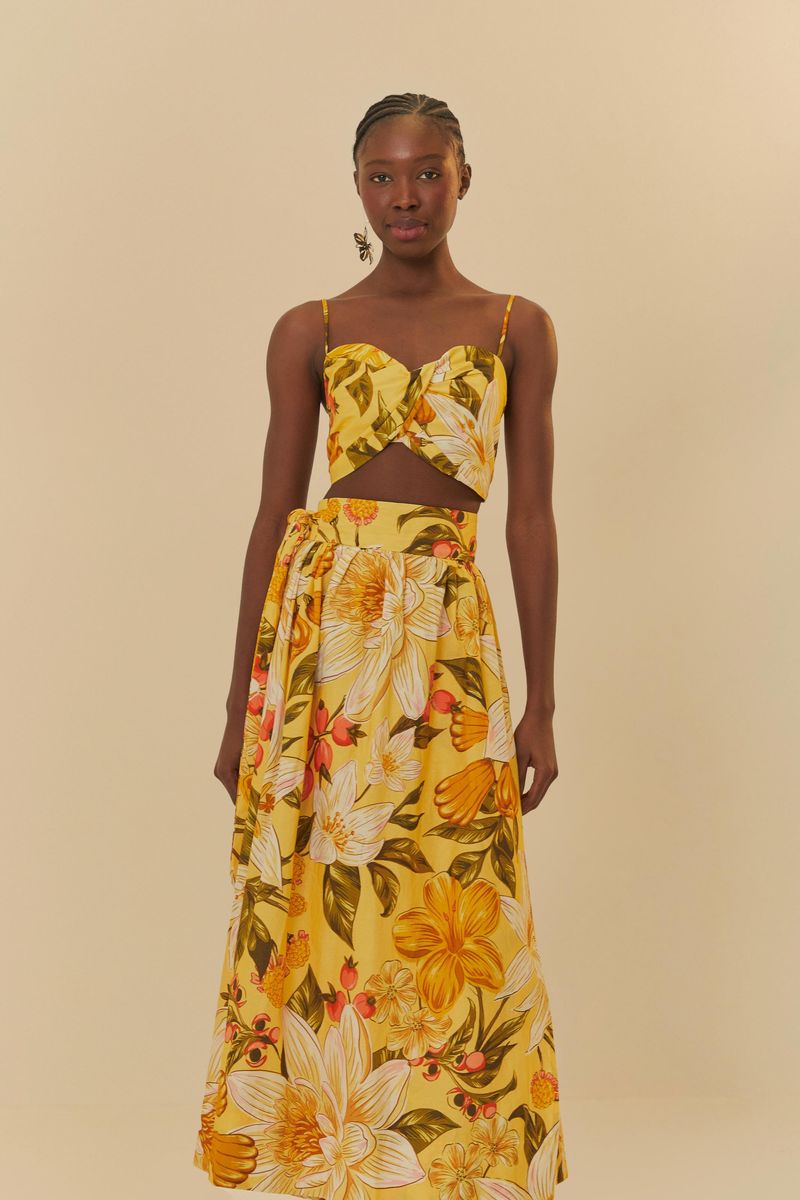 Modelo usando falda larga floral con ajuste por amarre, vista frontal.