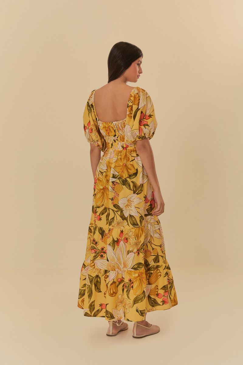 Vista-trasera-del-vestido-floral-amarillo-mostrando-la-longitud-cropped.