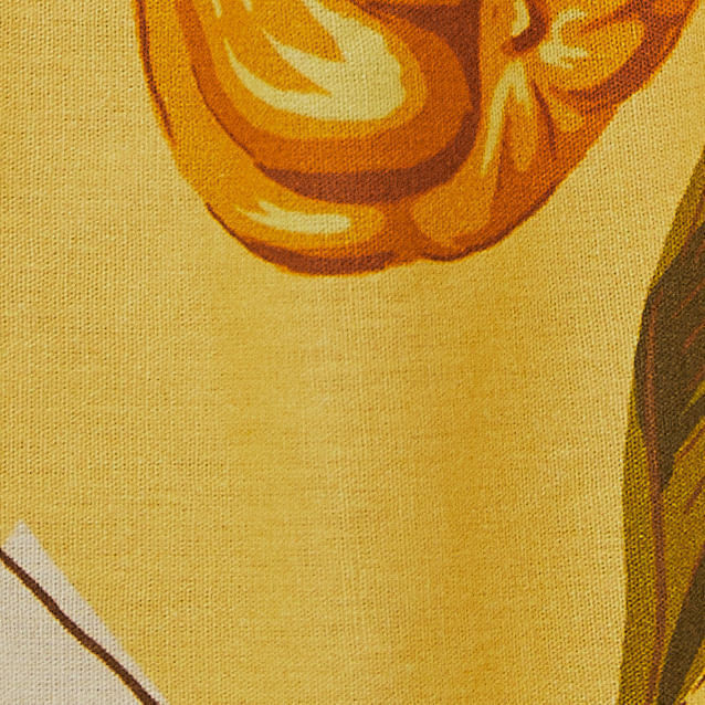Imagen-de-cerca-del-estampado-floral-del-vestido-con-flores-amarillas-y-detalles-verdes.