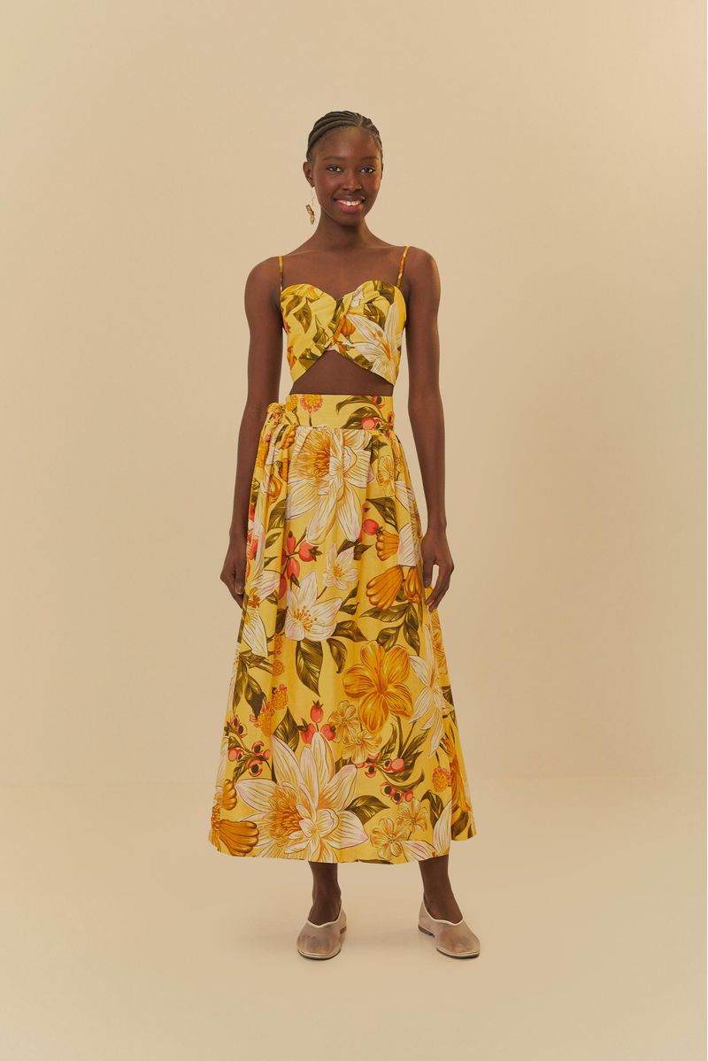 Modelo usando falda larga floral con ajuste por amarre, vista lateral.