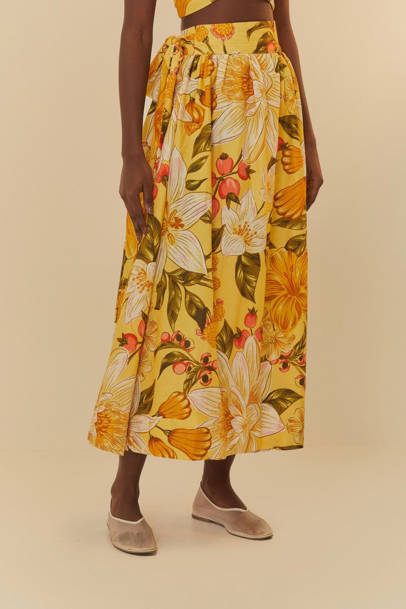 Modelo usando falda larga floral con ajuste por amarre, vista trasera.