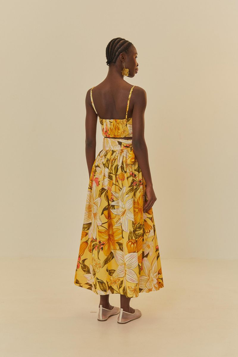 Detalle del estampado floral tropical de la falda larga.