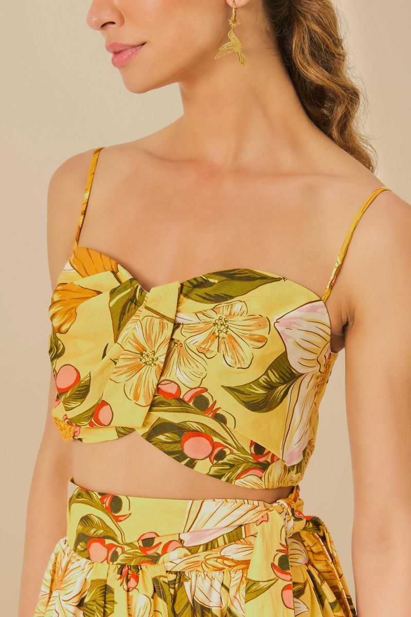Close-up del escote en U del top floral, resaltando el estampado vibrante.