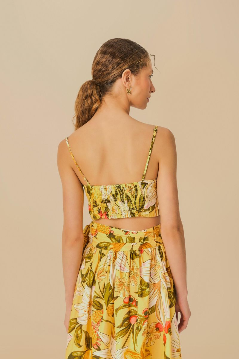 Vista trasera del top floral con tirantes finos.