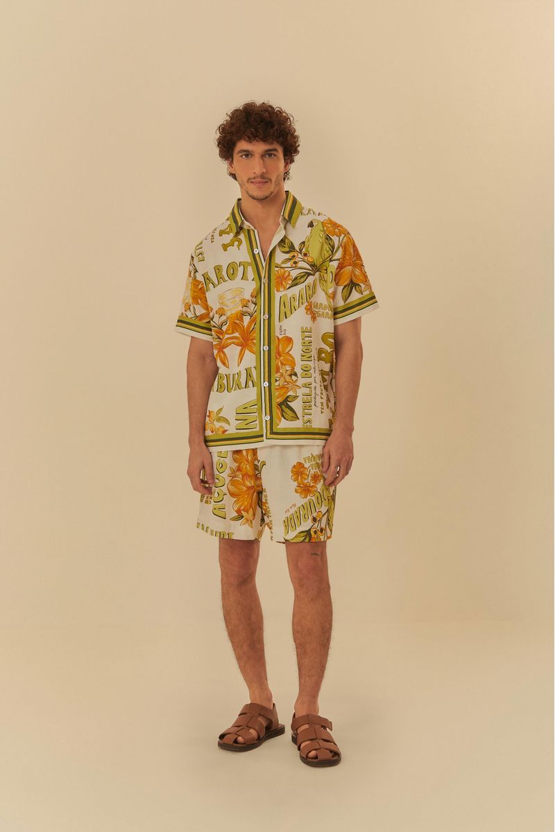 Modelo usando una camisa tropical con estampado vibrante y bermuda combinando.