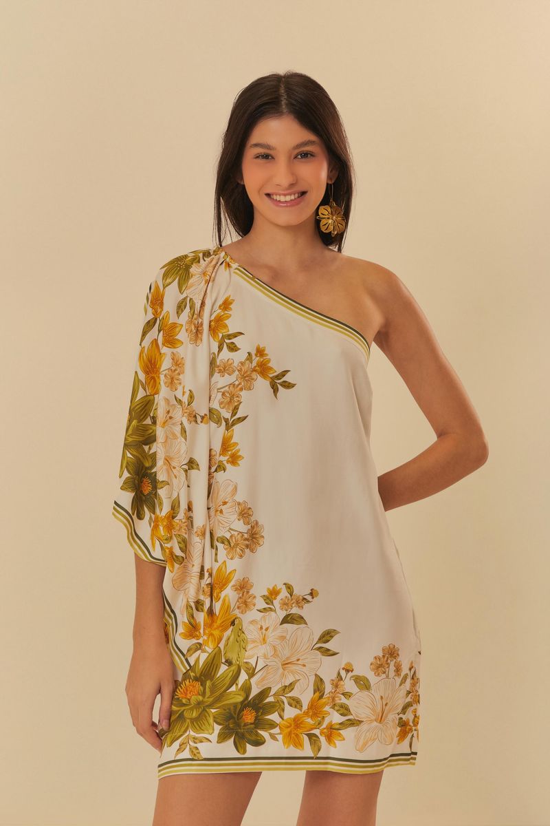 Vestido de un solo hombro con diseño floral en tonos amarillos y verdes, visto desde el frente.