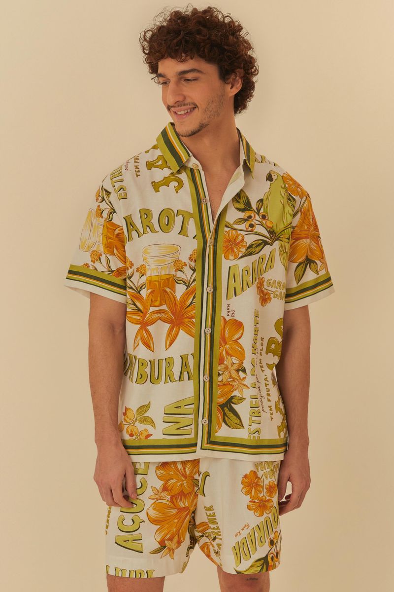 Acercamiento de la camisa mostrando detalles del estampado tropical.