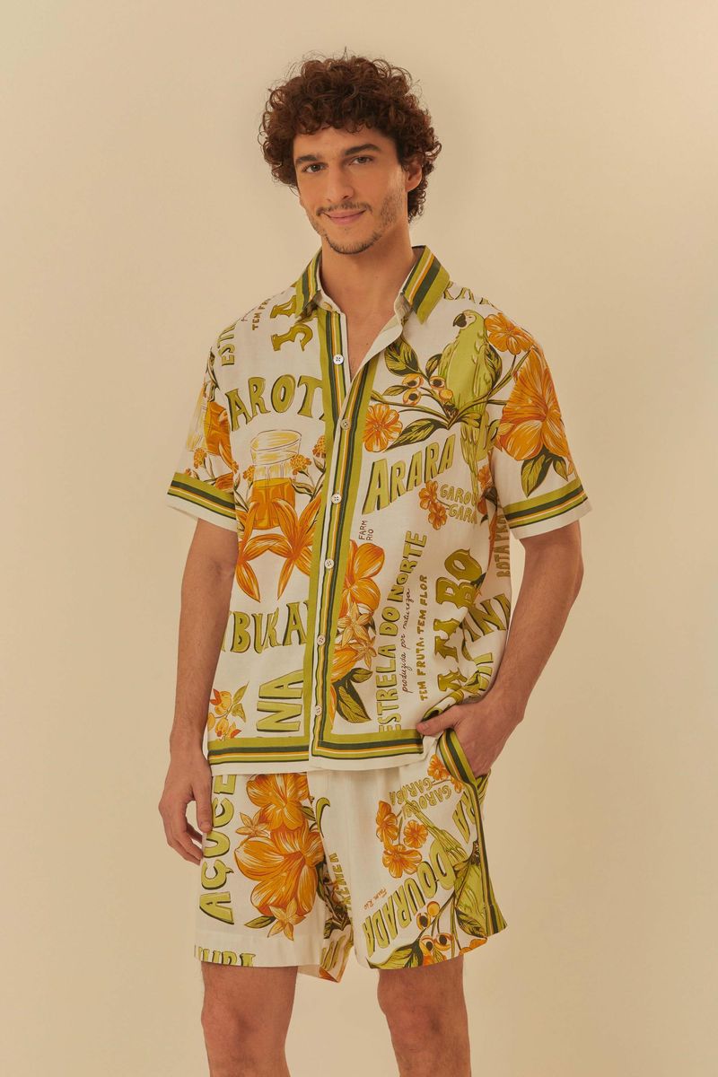 Imagen-de-un-modelo-vistiendo-un-conjunto-tropical-con-camisa-y-bermuda-estampada.