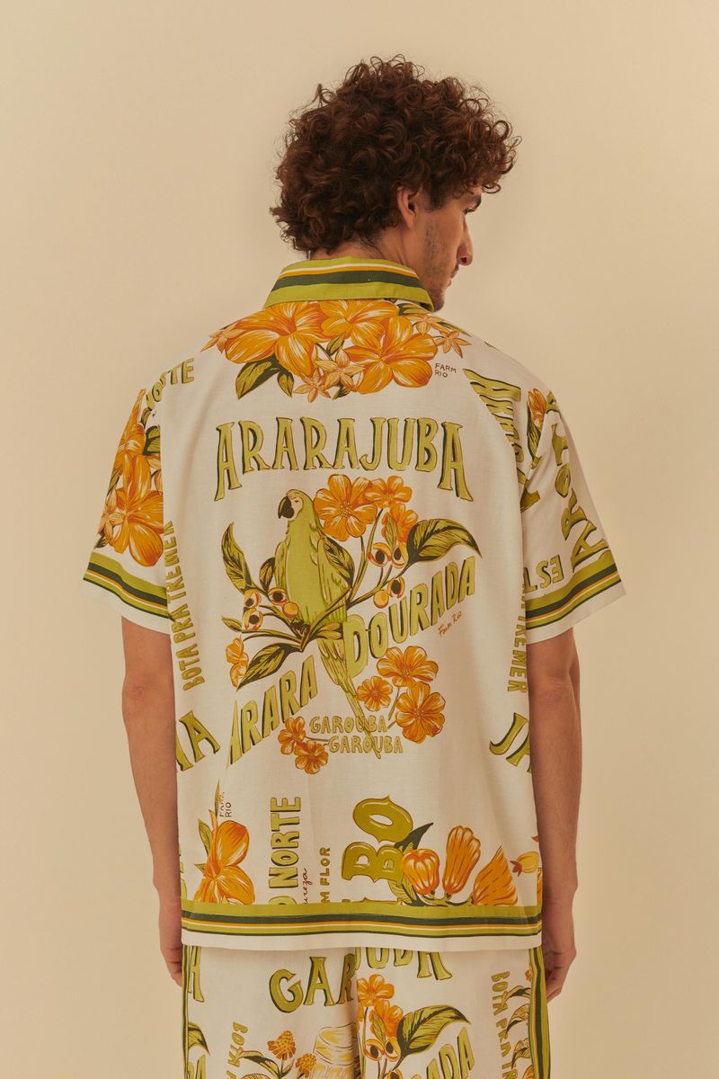 Vista posterior de la camisa con estampado de aves y flores.