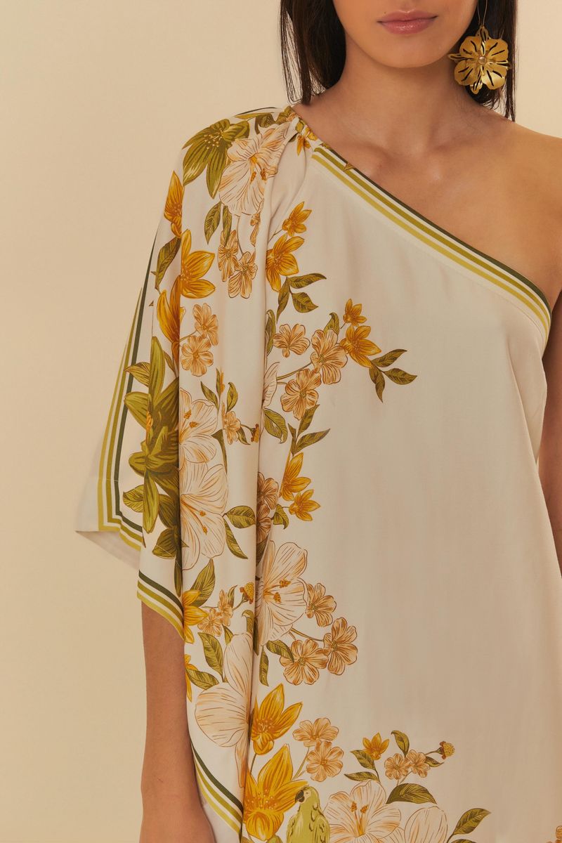 Detalle del vestido mostrando el patrón floral y los acabados del tejido.