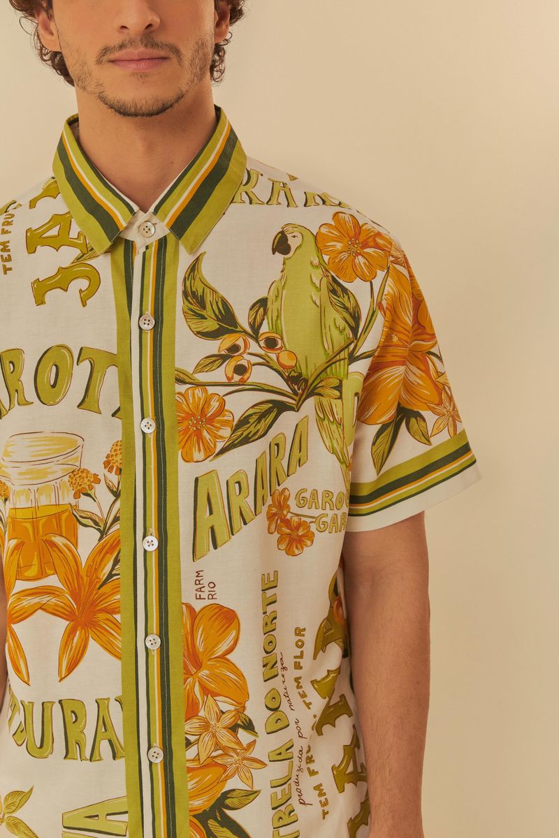 Detalle del cuello y cierre de botones de la camisa.