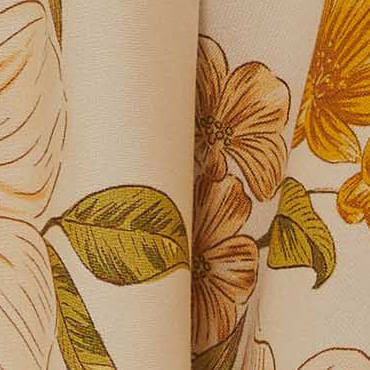 Primer-plano-del-tejido-del-vestido-mostrando-los-detalles-del-estampado-floral.
