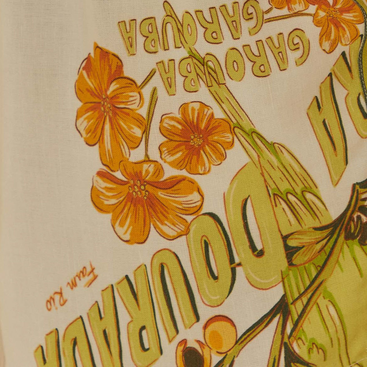 Detalle-del-borde-de-la-bermuda-con-estampado-vibrante.