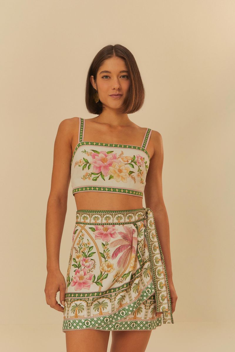Modelo vistiendo falda Sonho de Coqueiro con estampado tropical, detalle del ajuste en la cintura.