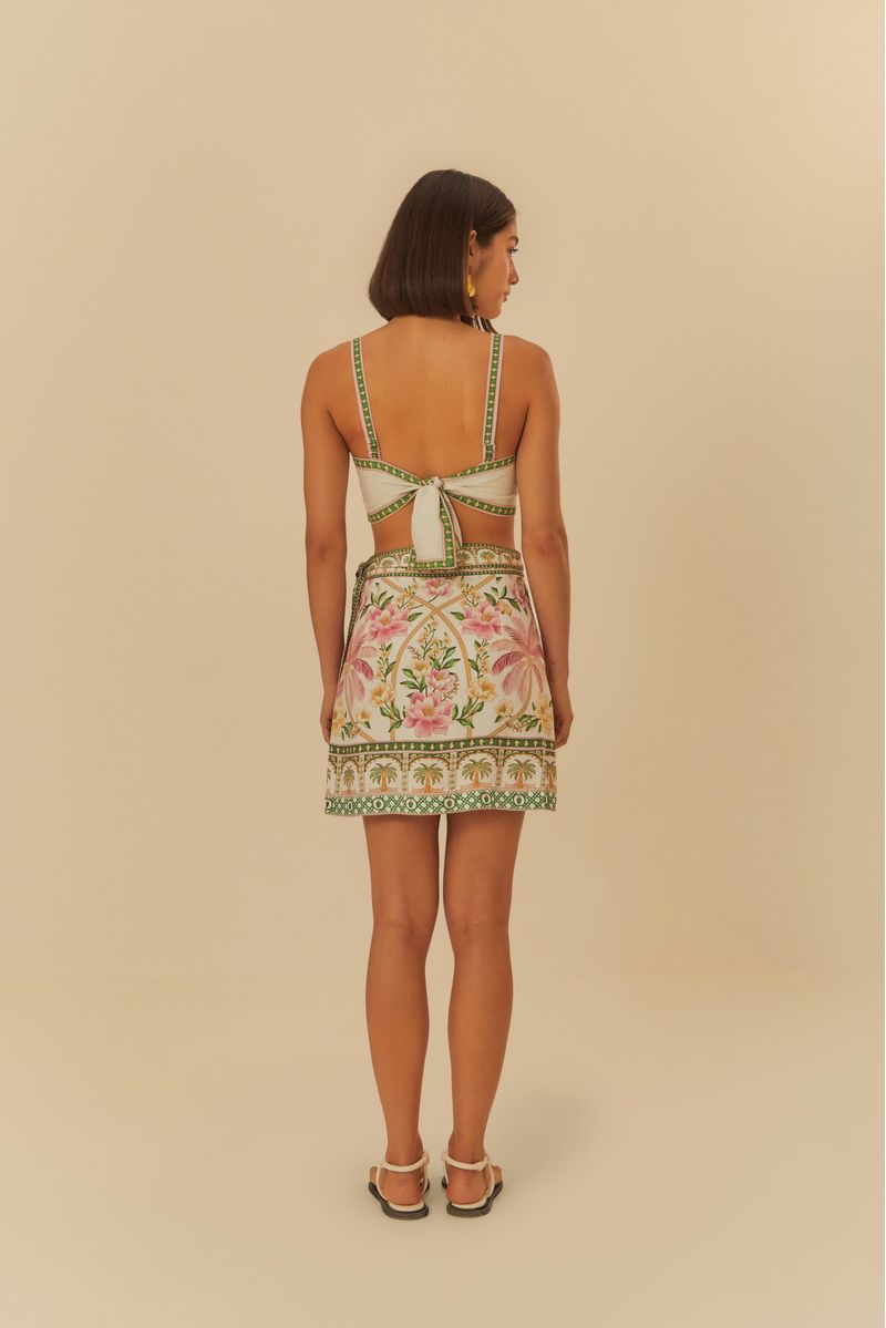 Vista trasera de la falda Sonho de Coqueiro con estampado tropical, mostrando el diseño completo.