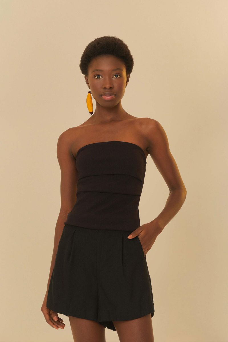 Modelo vistiendo el short negro sólido con un top negro, vista frontal.