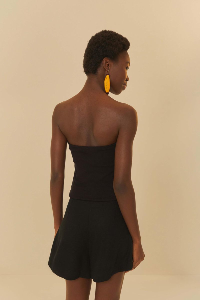 Vista trasera del short negro sólido siendo usado por una modelo.