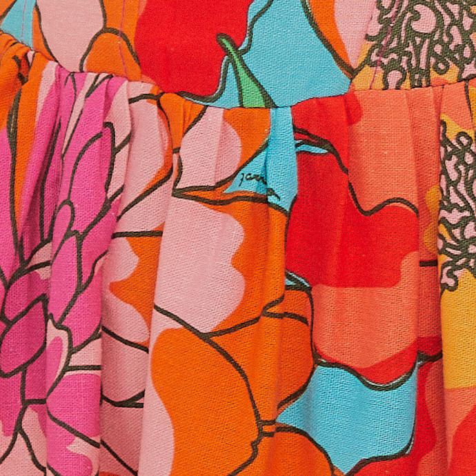 Close-up-del-estampado-floral-vibrante-del-vestido-corto-destacando-los-detalles-de-las-flores.