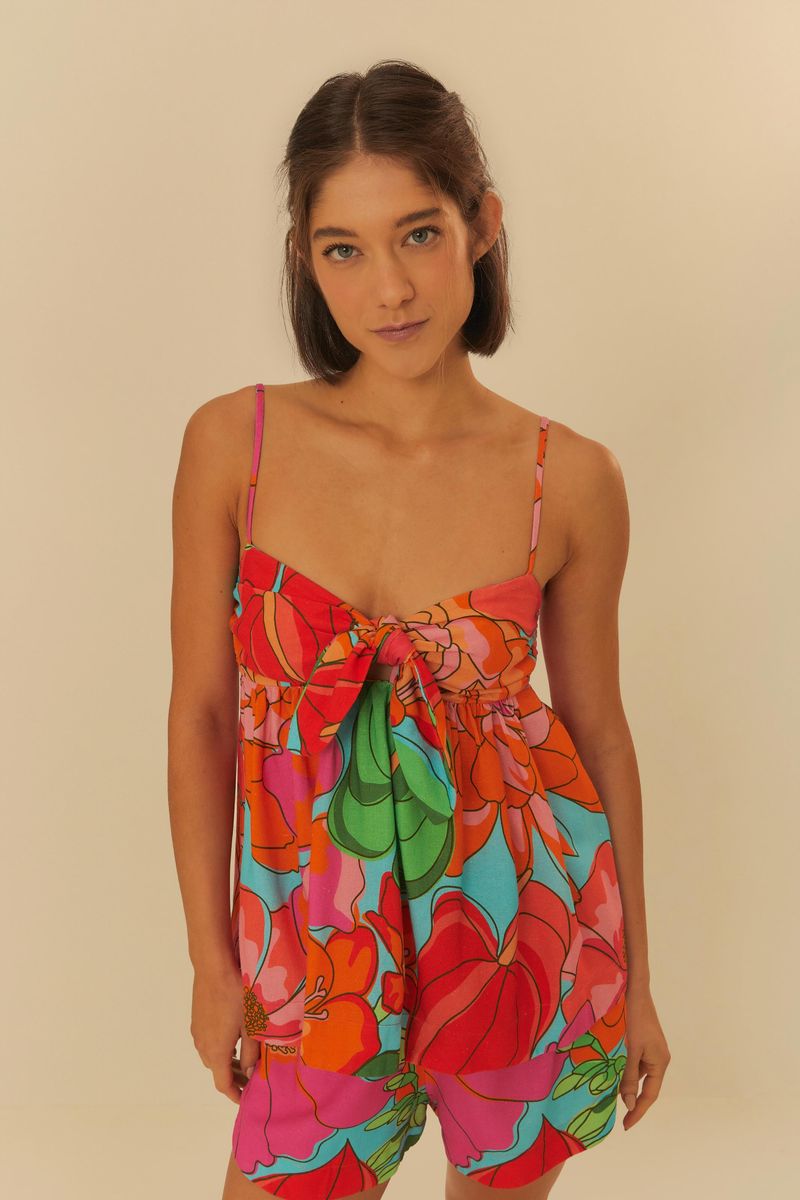 Imagen de un top con estampado floral vibrante, mostrando detalles del escote en V y amarre frontal.