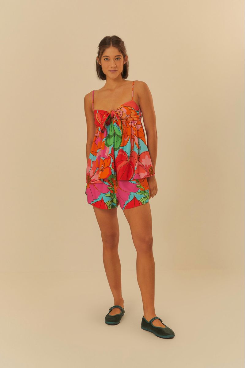 Vista-lateral-de-la-falda-larga-estampada-con-motivos-florales-tropicales.
