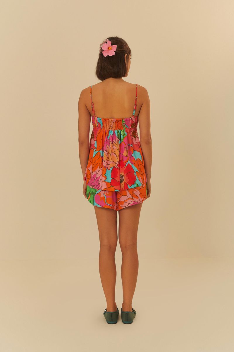 Vista trasera del top con estampado floral, destacando el diseño suelto y cómodo.
