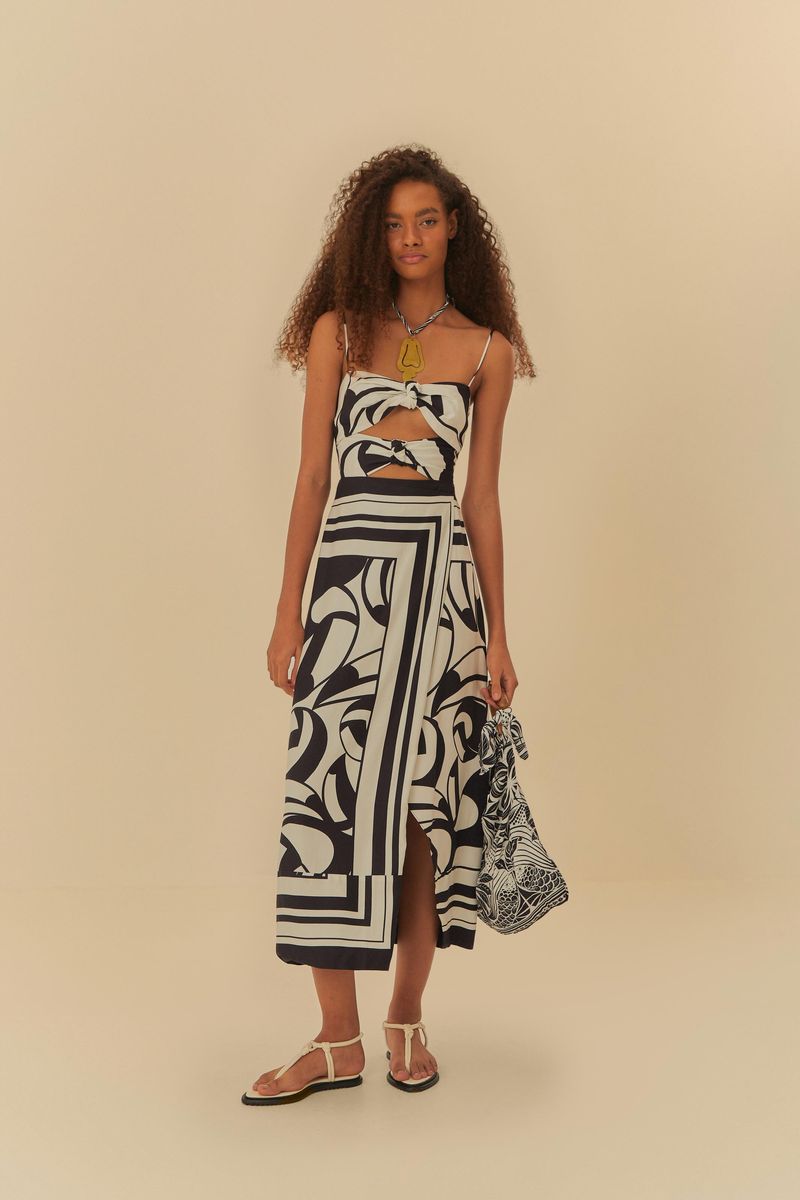 Vestido midi estampado con tirantes finos y detalle de nudo en la parte frontal, presentado sobre un fondo neutro.