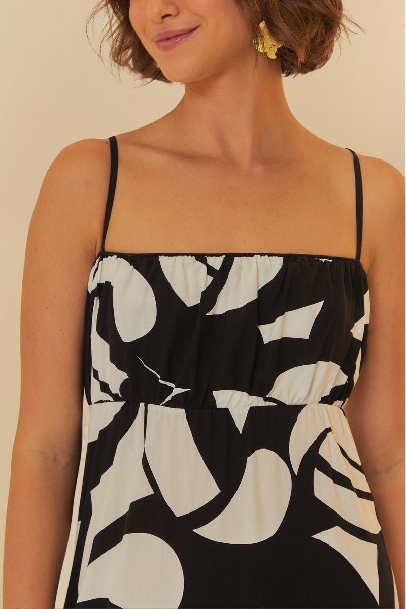 Close-up del escote y parte superior del vestido estampado, mostrando detalles del estampado.