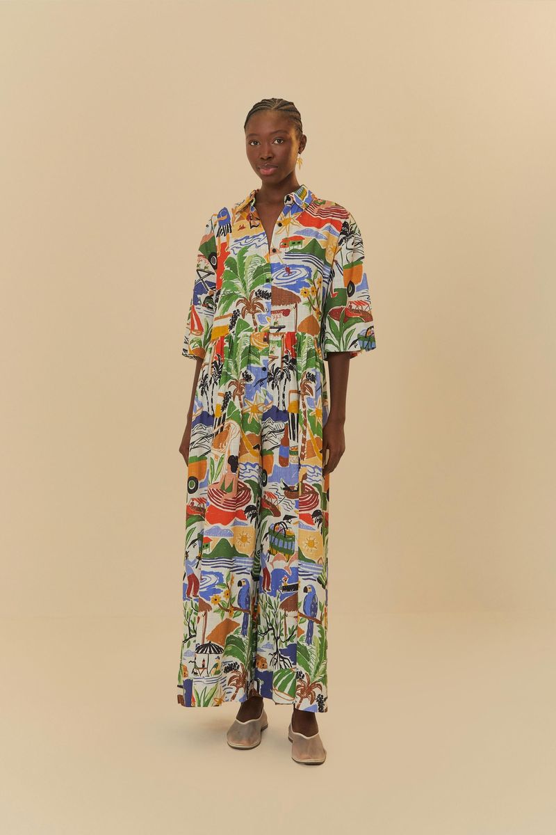 Modelo vistiendo mono estampado con diseño tropical, vista frontal.