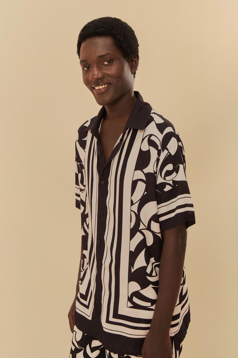 Camisa-estampada-con-diseño-tropical-vista-frontal-mostrando-detalles-del-cuello-y-mangas.