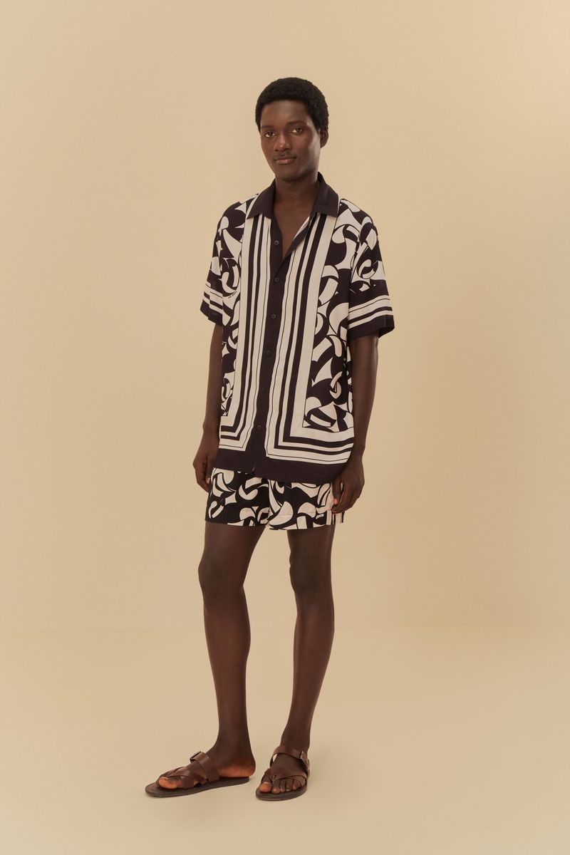 Vista-completa-de-la-camisa-estampada-con-bermuda-combinada-ideal-para-ocasiones-casuales.
