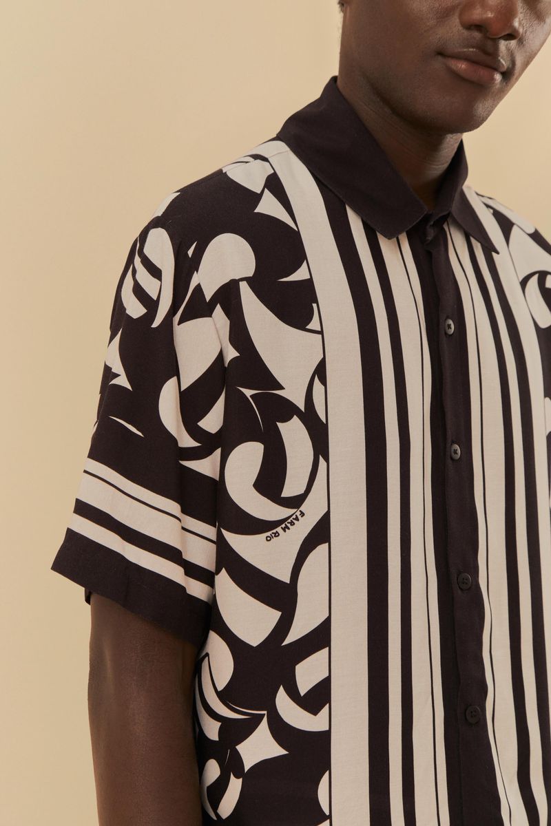 Detalle-del-cuello-y-estampado-tropical-de-la-camisa-destacando-el-tejido-liviano.