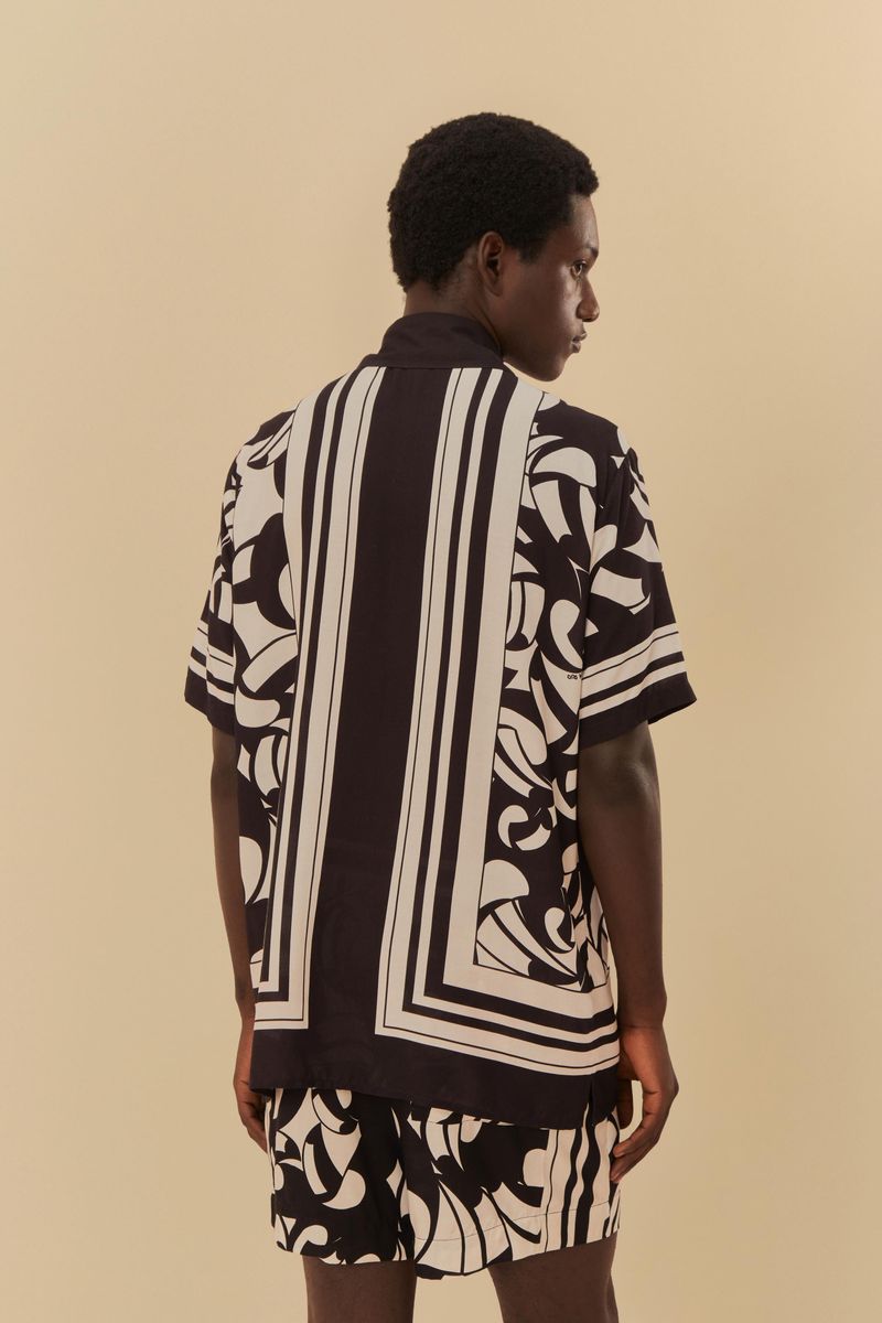 Vista-trasera-de-la-camisa-estampada-mostrando-el-diseño-continuo-y-la-caida.