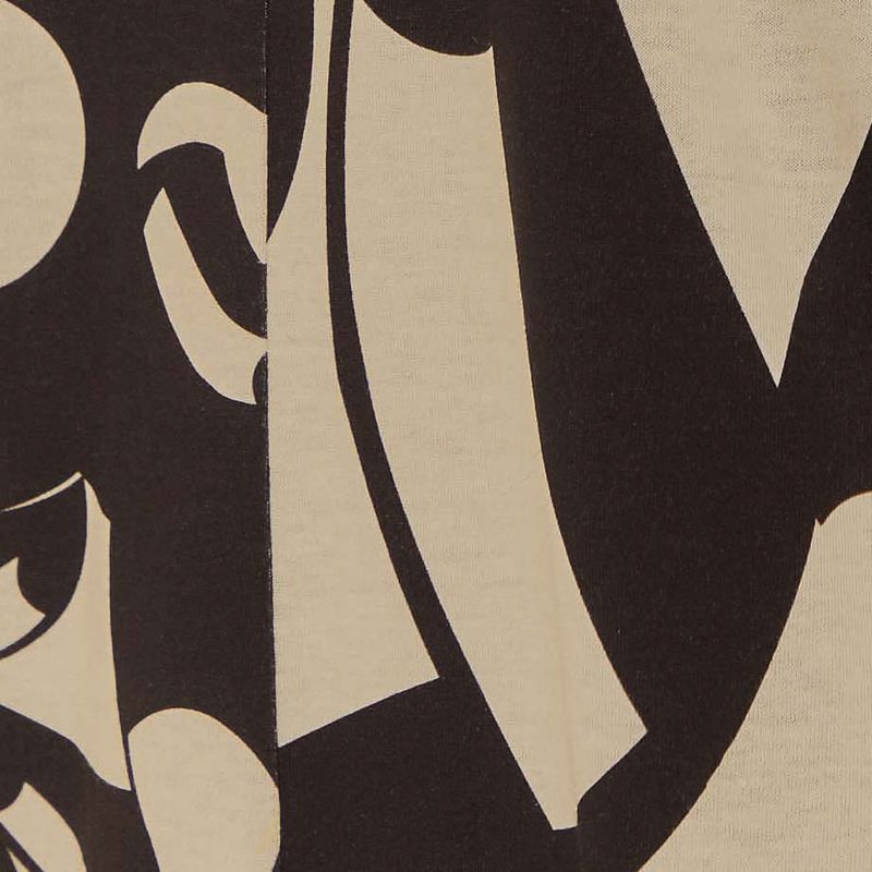 Acercamiento-al-estampado-abstracto-en-blanco-y-negro-del-vestido-mostrando-los-detalles-de-la-tela.