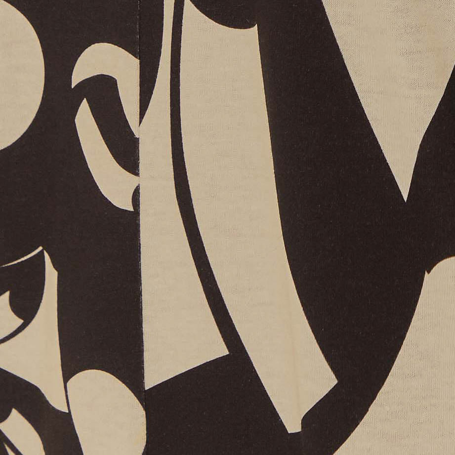 Acercamiento-al-estampado-abstracto-en-blanco-y-negro-del-vestido-mostrando-los-detalles-de-la-tela.