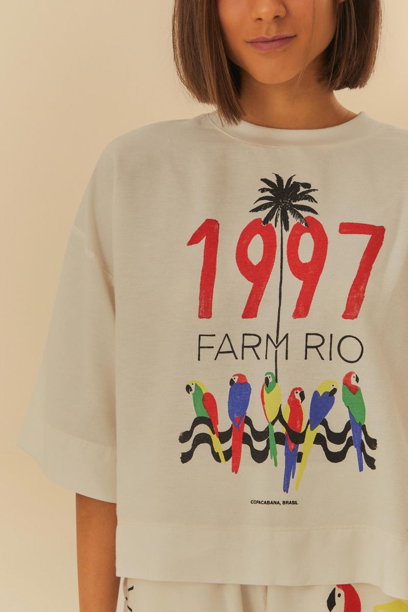 Acercamiento-a-la-estampado-colorido-de-la-camiseta-con-numeros-y-pajaros.