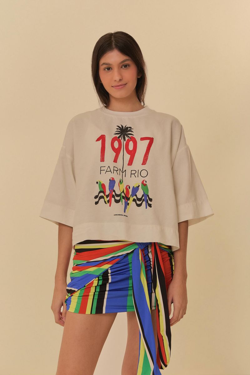 Acercamiento-de-falda-corta-con-estampado-de-rayas-multicolores-y-detalle-de-amarre-en-la-cintura.