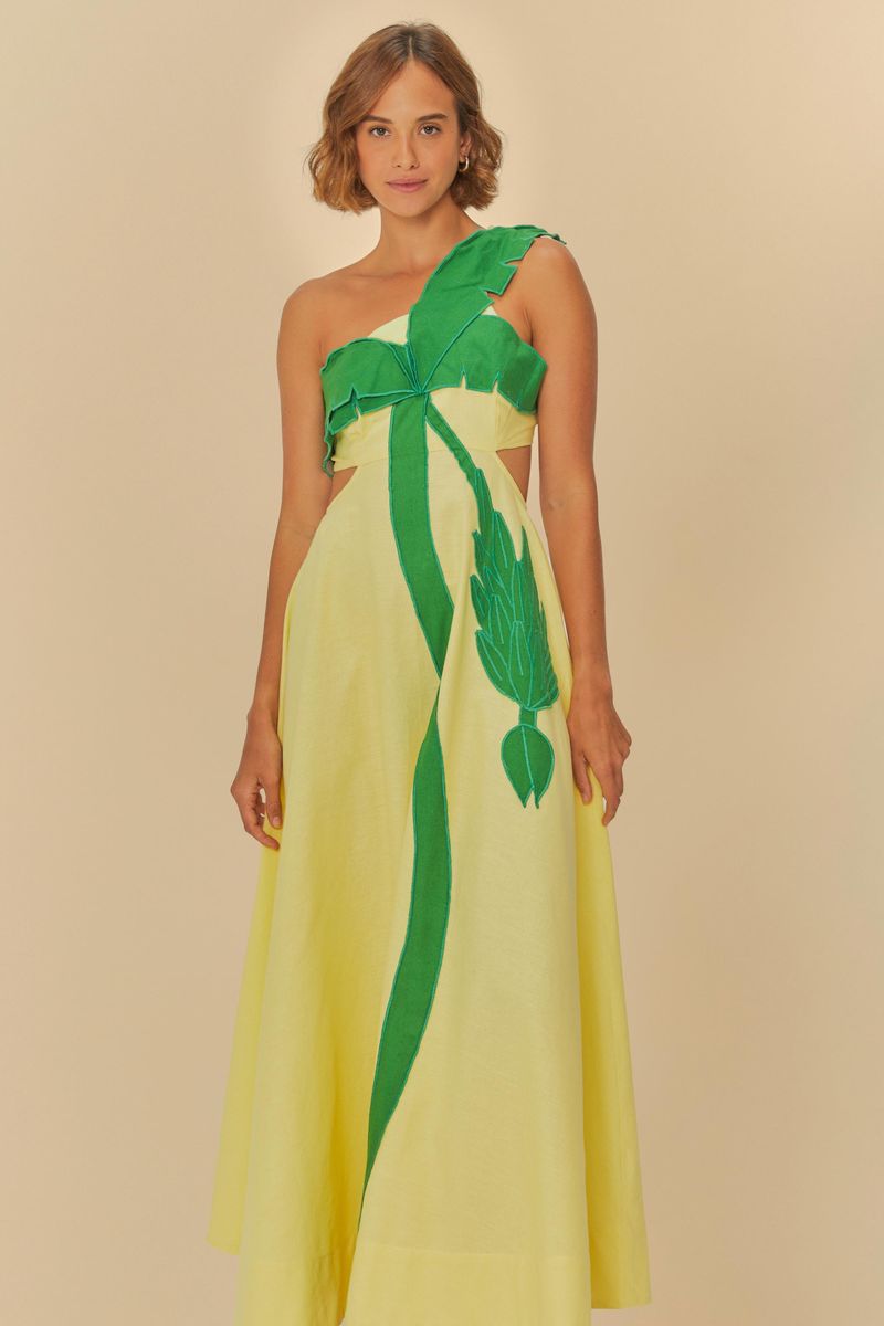 Vestido cropped con estampado de hojas verdes sobre fondo amarillo, con detalle de recorte lateral y una sola tira.