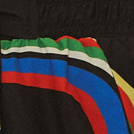 Detalle-del-borde-del-pantalon-negro-con-recortes-coloridos-y-amarre-en-la-cintura.