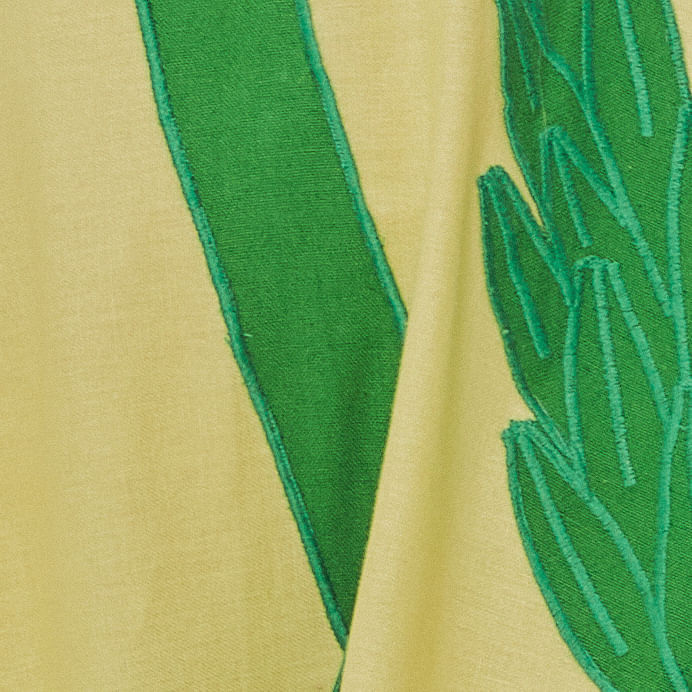 Detalle-del-borde-del-vestido-con-estampado-de-hojas-verdes.