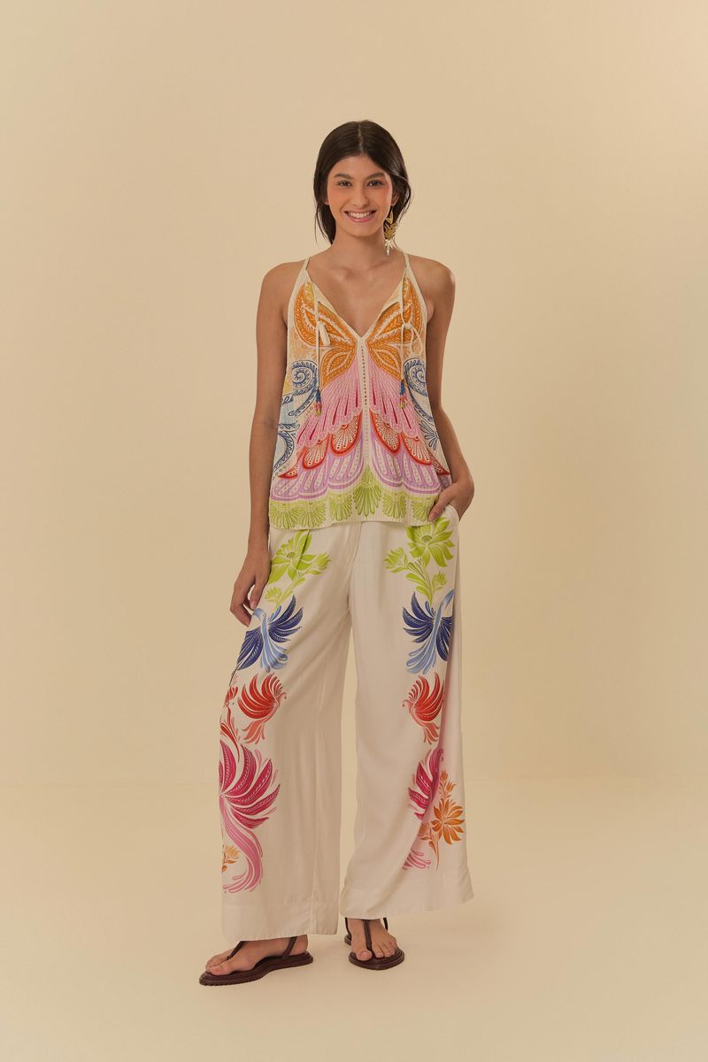 Modelo usando pantalón estilo pantalona con estampado floral vibrante y top a juego.