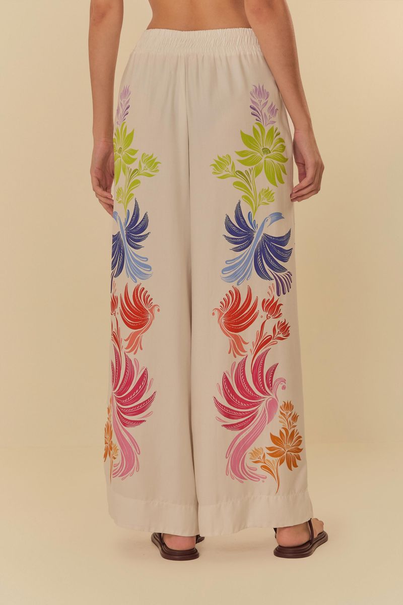 Vista trasera del pantalón estilo pantalona con estampado floral vibrante.