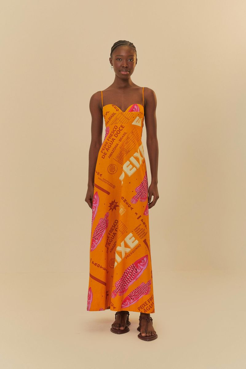 Vista-frontal-del-vestido-largo-estampado-con-detalles-de-pez-fresco-y-texto.