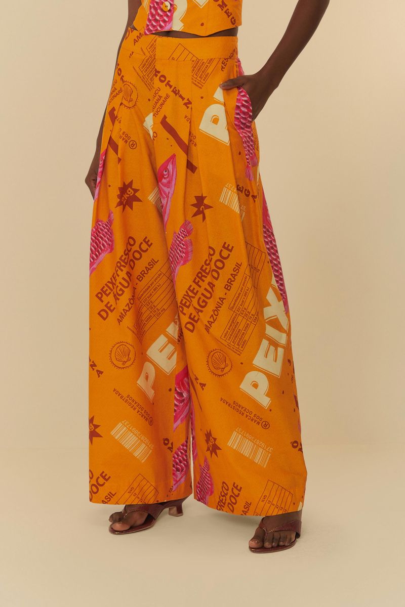 Primer-plano-del-pantalon-palazzo-mostrando-el-estampado-detallado-y-el-bolsillo