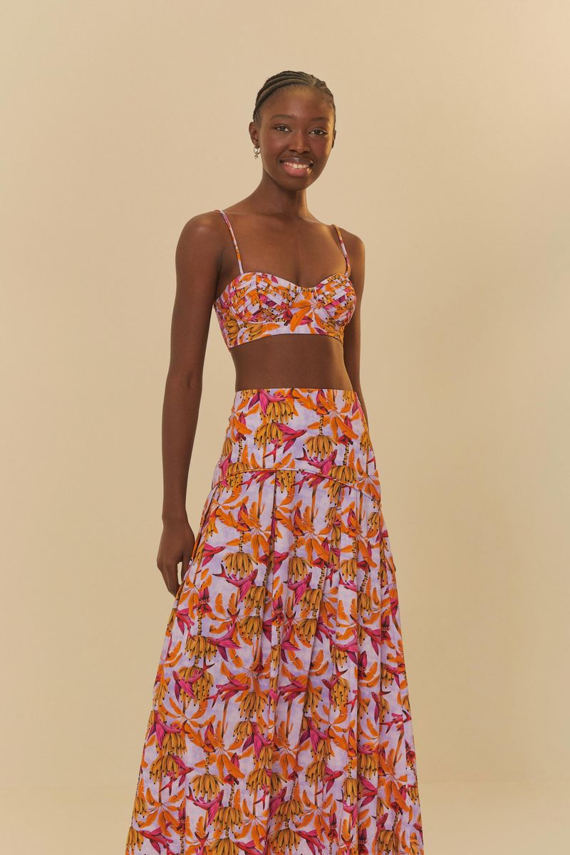 Modelo usando falda midi con estampado tropical de plátanos y hojas, vista frontal.