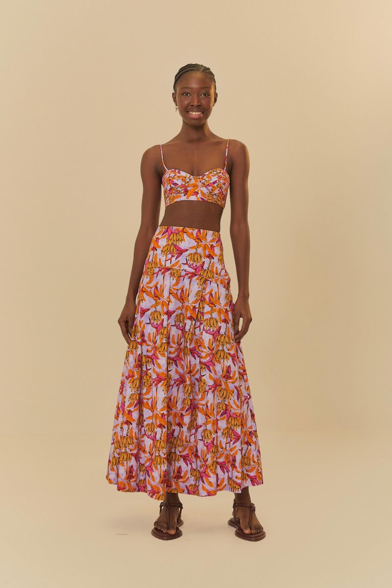 Modelo usando falda midi con estampado tropical de plátanos y hojas, vista lateral.