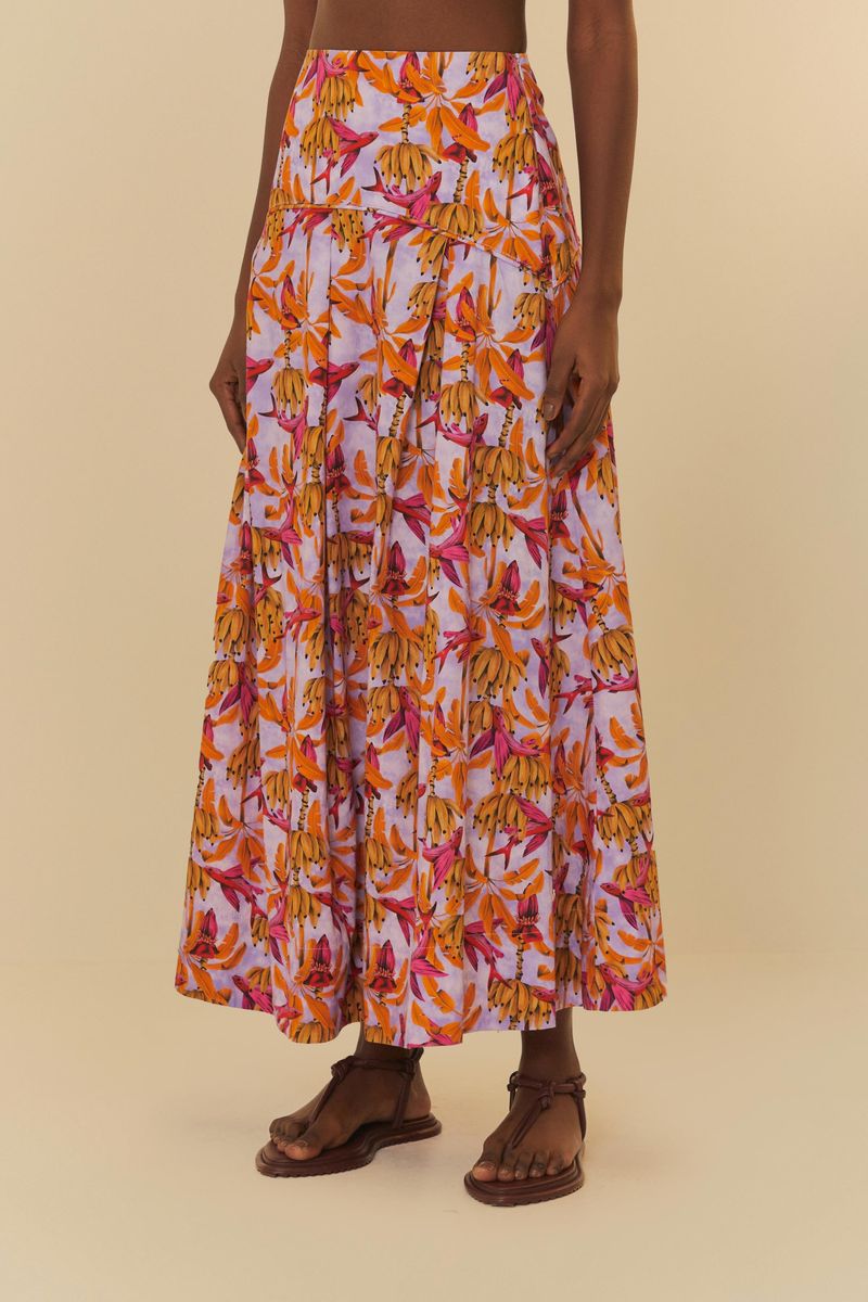 Modelo usando falda midi con estampado tropical de plátanos y hojas, vista trasera.