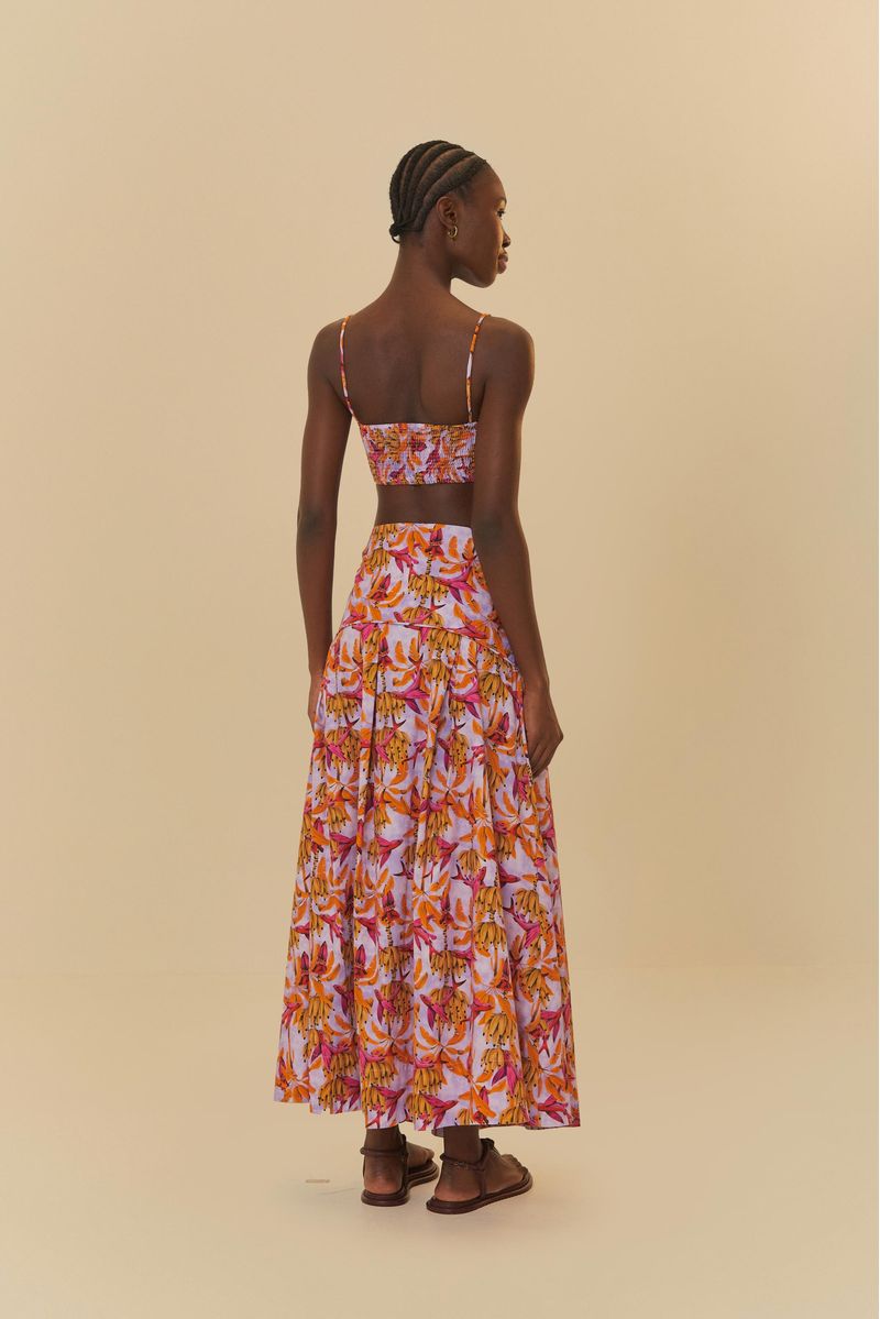 Detalle del estampado tropical de plátanos y hojas en la falda midi.