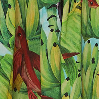 Primer-plano-del-escote-en-V-del-vestido-midi-con-estampado-tropical-mostrando-los-detalles-de-la-tela.